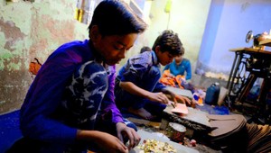 V šere, špine, na zemi. Tak šijú deti topánky, aj pre náš trh