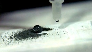 Vodeodolný náter budúcnosti. Kvapky vody sa z povrchu skotúľajú