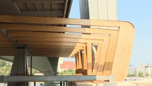 Drzá nelegálna stavba pod mostom SNP stále stojí