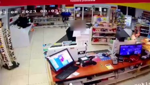 Chvíle hrôzy na benzínke: Vodič prerazil autom dvere na predajni. Potom sa vyhrážal s nožmi v rukách