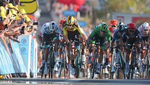 Nebol to nebezpečný pohyb, bráni sa Sagan. Radšej to nekomentujem, reaguje Van Aert