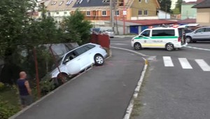 Divoká naháňačka na východe Slovenska. Vodič nereagoval na varovný výstrel, problémy robil aj po nehode