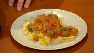 Kuracie stehná v omáčke puttanesca s pappardelle
