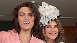 Kto je kto?! Hviezdna herečka a jej syn sú ako SESTRY!