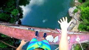 Šialenosť či odvaha? Dobrodruh skočil z 32-metrového mosta