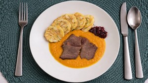 Sviečková na smotane s karlovarským knedlíkom