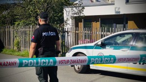 ONLINE: Po útoku žiaka v Staškove zomrela jedna učiteľka, žiačka je v kritickom stave