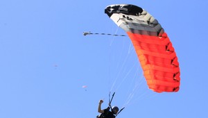 Parašutista po zoskoku dopadol medzi divákov, zranil aj dieťa