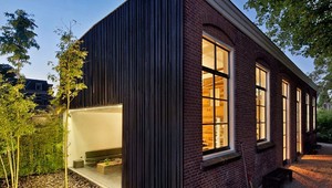 Starý dom sa zmenil na moderný domov za pomoci materiálov zo zbúranej kancelárie