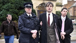 Speváka Peta Dohertyho obvinili z prechovávania heroínu