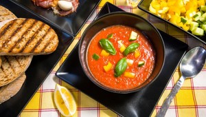 Chutí super, zasýti a nepriberiete z nej: Vyskúšajte krémovú polievku z pečenej zeleniny