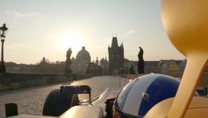 Monopost F1 sa previezol po Karlovom moste. Navštíviť môže aj Slovensko