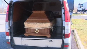 Na odpočívadle stojí záhadné pohrebné auto. Nachádza sa v ňom truhla