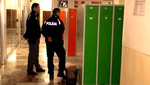 Policajný pes našiel v gymnáziu drogy. Patrili žiačke bilinguálnej triedy
