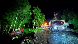 Zrážka s kamiónom vyzerala hrozivo. Ako je na tom vodič osobného auta?