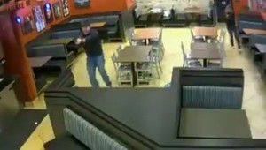 VIDEO: Nevydarená lúpež. Zlodej si vybral tú najhoršiu možnú reštauráciu