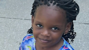 Rodinná tragédia: Dieťa našlo v domácnosti nabitú zbraň. Pri hraní sa vystrelila a 4-ročné dievčatko zranenie neprežilo