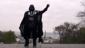 Šialenec v prevlečení: Dart z Hviezdnych vojen chce bývať na Zemi!