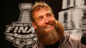 V pestovanej brade Joea Thorntona sa rada hrá aj mačka