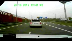 Policajt najskôr vodiča blokoval, potom ho zastavil...