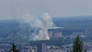 FOTO: V Bratislave začala horieť drvička dreva. Oheň zachvátil aj luxusné autá na parkovisku