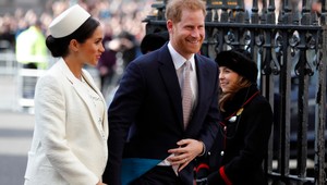 Kráľovské auto viezlo ružovú deku, Harry zrušil svoju cestu do zahraničia