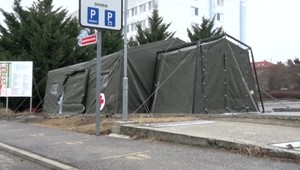 Nemocnice sa pripravujú na vlnu omikronu. V Nitre postavili triážny stan a dokúpili zásoby potravín