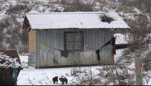 V Lomničke vysťahovávajú Rómov: Úplne zdevastovali budovu