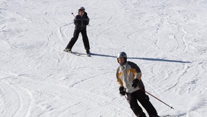 Otec odišiel lyžovať, 5-ročného syna nechal v aute. Ten blúdil po poli bez bundy