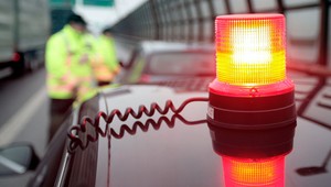 Jazda s oranžovými majákmi sa nemusí vyplatiť, prednosť s nimi nezískate