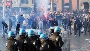 Fanúšikovia Feyenoordu vystrájali v Ríme. Napadli policajtov!
