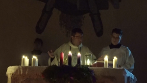 Lampáše v tme a ticho rána: Veriaci vstávajú na roráty ešte pred svitaním