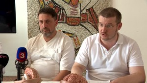 Kauza neurochirurgickej kliniky sa vyostruje. Riaditeľka nemocnice odvolala Andreja Šteňa