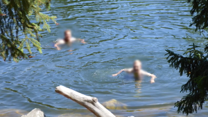 Nelegálne letné osvieženie: Muži sa okúpali v Štrbskom plese