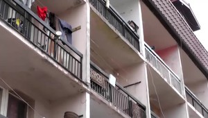 Partnerská hádka skončila bodnutím. Muž skončil v nemocnici s ranou na hrudi