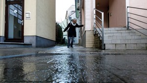 Cesty a chodníky sú pokryté vrstvou ľadu. Pozor si dajte najmä v týchto okresoch