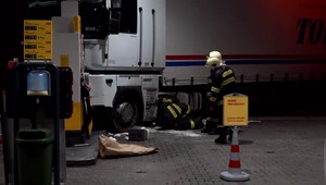 S kamiónom vrazil do čerpacej stanice. Vodič nafúkal viac ako 2 promile