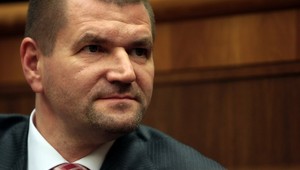 Exministrovi Štefanovi hrozí za nástenkový tender basa!