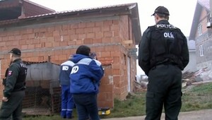 Polícia a elektrikári robia razie v osadách