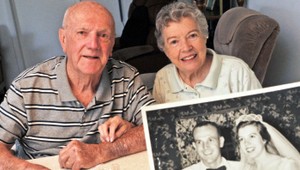 Netradičná oslava výročia. Manželia odjedli zo 60-ročnej torty