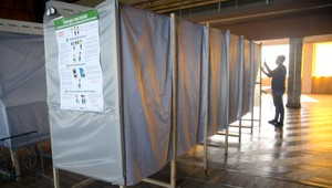 Nedeľné parlamentné voľby na Ukrajine prebehnú pod hlavňami samopalov