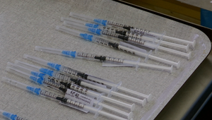 Z rovnakej dávky vakcín na rôznych miestach Slovenska zaočkujú odlišný počet ľudí