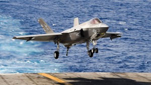 USA majú seriózny problém: Jedna z ich stíhačiek F-35 sa pri pristávaní zrútila do mora