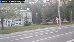 Policajti zažili opäť rušnú noc. Ulicami Bratislavy sa prechádzal nahý muž