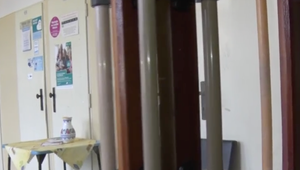 Pacienti si všimli agresívne vyčínanie lekára. Ordinoval pod vplyvom alkoholu!