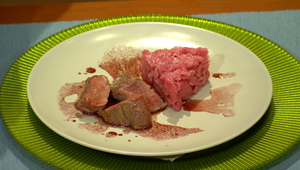 Teľacia panenka s cviklovými haluškami a omáčkou z porstkého vína