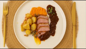 Kačacie prsia so zemiakmi, slivkovou omáčkou, tekvicovým pyré a kapustovým listom