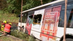 V Karlových Varoch zišiel autobus MHD po nehode do koľají, zranených je 17 ľudí