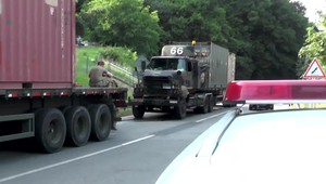 VIDEO: Zrážka amerických vojenských vozidiel. Poškodili sa tri kamióny
