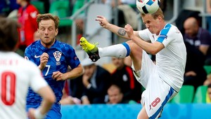 Česi obrali o body Chorvátov. Duel prerušili výtržnosti na tribúne